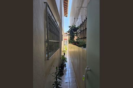 Casa à venda com 226m², 8 quartos e 2 vagasCorredor acesso a garagem 
