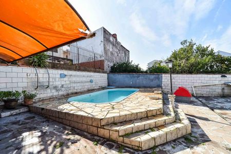 Casa à venda com 240m², 3 quartos e 2 vagas Casa à venda com 240m², 3 quartos e 2 vagasÁrea comum - Piscina