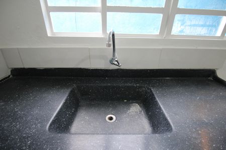 Kitnet - Sala e Cozinha de casa para alugar com 1 quarto, 35m² em Jardim Oliveiras, Taboão da Serra