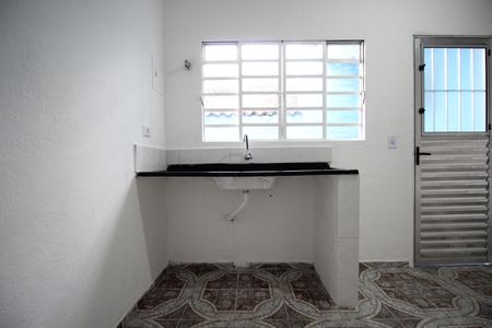 Kitnet - Sala e Cozinha de casa para alugar com 1 quarto, 35m² em Jardim Oliveiras, Taboão da Serra
