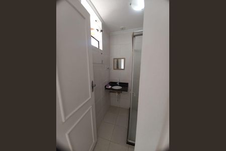 Banheiro de kitnet/studio para alugar com 1 quarto, 35m² em Praia do Flamengo, Salvador
