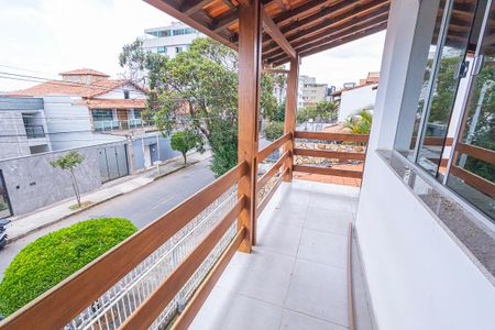 Casa para alugar com 280m², 3 quartos e 3 vagas Casa para alugar com 280m², 3 quartos e 3 vagasvaranda