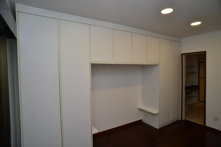 Apartamento à venda com 157m², 3 quartos e 2 vagas Apartamento à venda com 157m², 3 quartos e 2 vagasSuíte