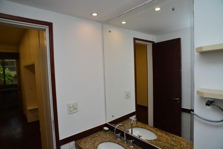 Apartamento à venda com 157m², 3 quartos e 2 vagas Apartamento à venda com 157m², 3 quartos e 2 vagasBanheiro da Suíte
