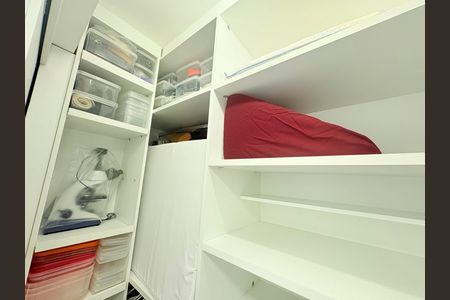 Apartamento à venda com 236m², 3 quartos e 3 vagas Apartamento à venda com 236m², 3 quartos e 3 vagasCloset