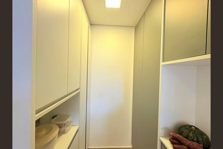 Apartamento à venda com 236m², 3 quartos e 3 vagas Apartamento à venda com 236m², 3 quartos e 3 vagasLavanderia
