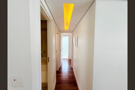 Apartamento à venda com 236m², 3 quartos e 3 vagas Apartamento à venda com 236m², 3 quartos e 3 vagasCorredor