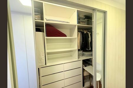 Apartamento à venda com 236m², 3 quartos e 3 vagas Apartamento à venda com 236m², 3 quartos e 3 vagasCloset