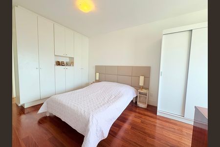 Apartamento à venda com 236m², 3 quartos e 3 vagas Apartamento à venda com 236m², 3 quartos e 3 vagasQuarto 1