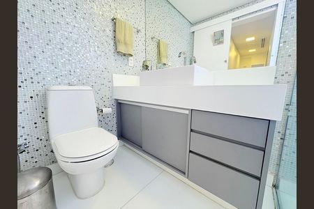 Apartamento à venda com 236m², 3 quartos e 3 vagas Apartamento à venda com 236m², 3 quartos e 3 vagasBanheiro 2