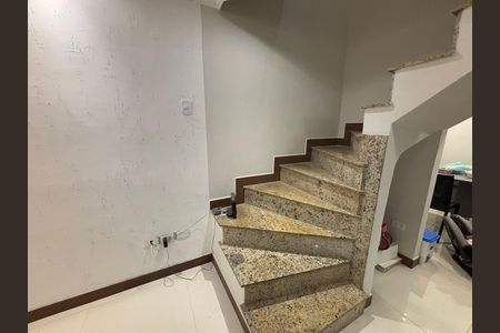 Casa para alugar com 150m², 5 quartos e 1 vaga Casa para alugar com 150m², 5 quartos e 1 vagaEscada
