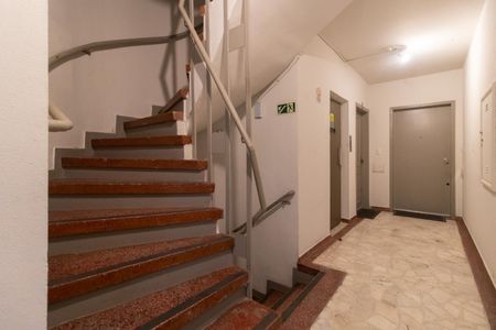 Apartamento à venda com 80m², 3 quartos e sem vaga Apartamento à venda com 80m², 3 quartos e sem vagaEscada
