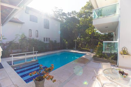 Casa de condomínio à venda com 582m², 4 quartos e 5 vagas