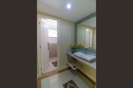 Casa de condomínio à venda com 582m², 4 quartos e 5 vagas