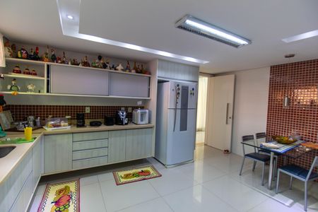 Casa de condomínio à venda com 582m², 4 quartos e 5 vagas