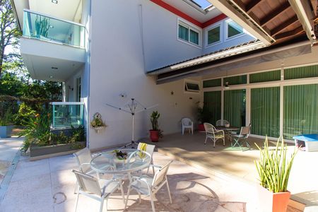 Casa de condomínio à venda com 582m², 4 quartos e 5 vagas