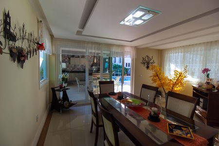 Casa de condomínio à venda com 582m², 4 quartos e 5 vagas