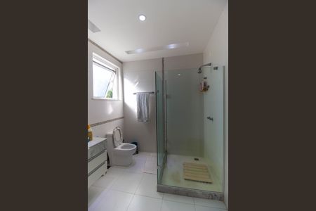 Casa de condomínio à venda com 582m², 4 quartos e 5 vagas