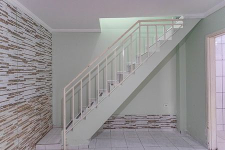 Casa para alugar com 70m², 2 quartos e 1 vaga Casa para alugar com 70m², 2 quartos e 1 vagaEscada