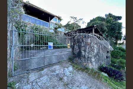 Casa para alugar com 450m², 3 quartos e 5 vagasFachada