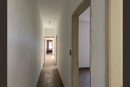 Corredor  de casa à venda com 4 quartos, 250m² em Km 18, Osasco