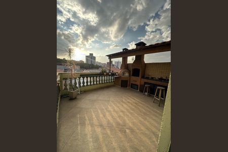 Casa à venda com 220m², 3 quartos e 3 vagas Casa à venda com 220m², 3 quartos e 3 vagasVaranda