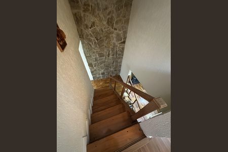 Casa à venda com 220m², 3 quartos e 3 vagas Casa à venda com 220m², 3 quartos e 3 vagasEscada