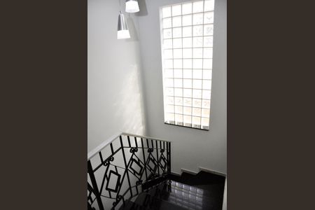 Casa para alugar com 163m², 4 quartos e 2 vagas Casa para alugar com 163m², 4 quartos e 2 vagasDetalhe - Escada Quartos