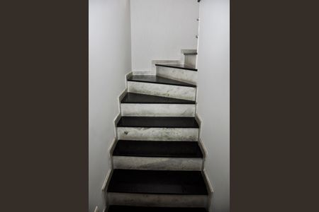 Casa para alugar com 163m², 4 quartos e 2 vagas Casa para alugar com 163m², 4 quartos e 2 vagasDetalhe - Escada Quartos