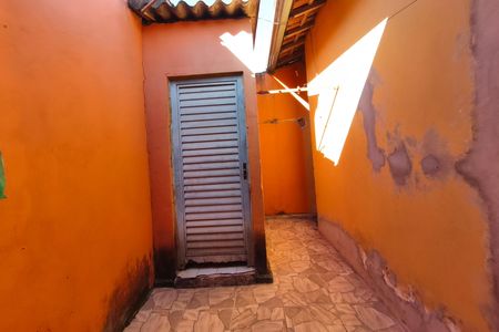 Casa à venda com 360m², 2 quartos e 6 vagasCorredor - Quintal