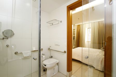 Banheiro de kitnet/studio para alugar com 1 quarto, 30m² em Cidade Jardim, Belo Horizonte