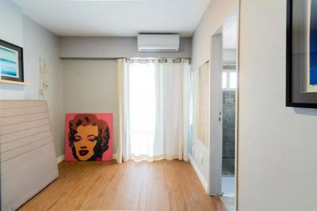 Quarto com cama, pintura de Marilyn Monroe e ar condicionado. de apartamento à venda com 2 quartos, 35m² em Jardim Paulista, São Paulo