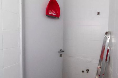 Porta de banheiro com chuveiro e pia, com uma escada de metal ao lado. de apartamento à venda com 2 quartos, 35m² em Jardim Paulista, São Paulo