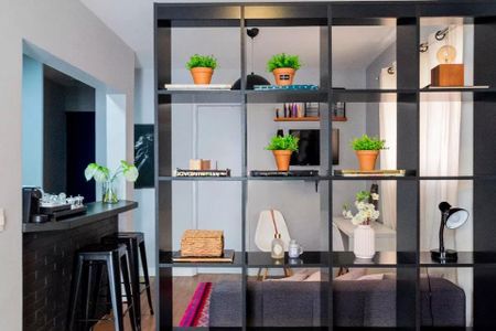 Casa com sala de estar e jantar, com móveis modernos e decoração minimalista. de apartamento à venda com 2 quartos, 35m² em Jardim Paulista, São Paulo