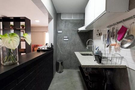 Apartamento à venda com 35m², 2 quartos e 1 vagaCozinha moderna com móveis brancos e azuis, iluminação natural e decoração minimalista.