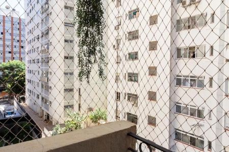 Apartamento à venda com 35m², 2 quartos e 1 vagaVista da varanda de um apartamento com vista para a rua, com plantas penduradas e edifícios ao fundo.