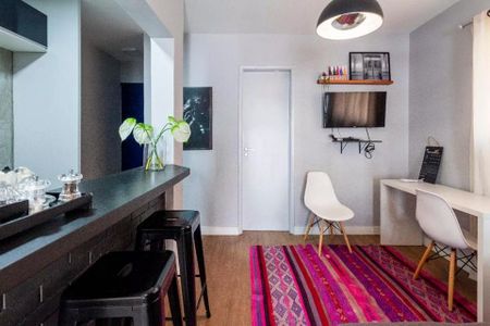 Sala de estar com mesa de jantar e bar, com iluminação boa e decoração simples. de apartamento à venda com 2 quartos, 35m² em Jardim Paulista, São Paulo