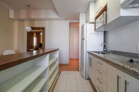 Cozinha com geladeira, fog. O e pia, com iluminação boa e acabamento de granito. de apartamento à venda com 2 quartos, 51m² em Cerqueira César, São Paulo