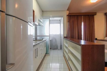 Cozinha com geladeira, fogão e pia, com iluminação natural e boa qualidade de iluminação artificial. de apartamento à venda com 2 quartos, 51m² em Cerqueira César, São Paulo