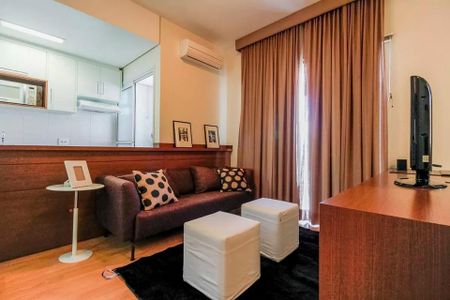 Sala de estar com sofá, mesas e TV, com vista para a rua. de apartamento à venda com 2 quartos, 51m² em Cerqueira César, São Paulo