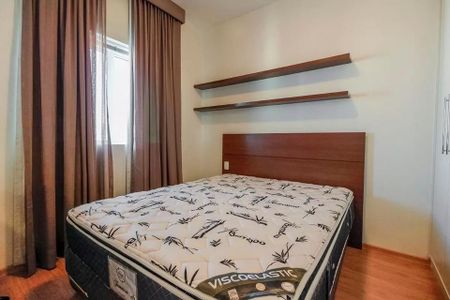 Cama simples com colchão de espuma e cabeceira de madeira, iluminada por uma janela com cortinas de cor marrom. de apartamento à venda com 2 quartos, 51m² em Cerqueira César, São Paulo