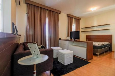 Sala de estar com sofá, mesa e TV, com janelas e cortinas, iluminada por luz natural e artificial. de apartamento à venda com 2 quartos, 51m² em Cerqueira César, São Paulo