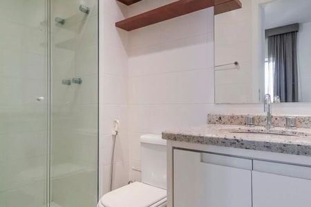 Banheiro com piso de porcelanato, pia de granito e espelho em madeira. de apartamento à venda com 2 quartos, 51m² em Cerqueira César, São Paulo