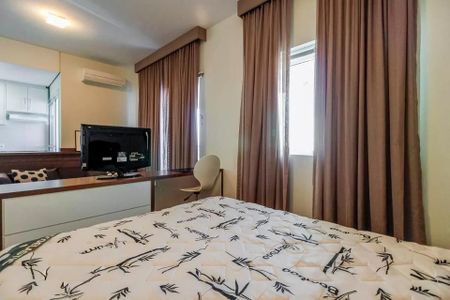 Quarto com cama, TV e janela com cortinas, iluminado por luz natural e artificial. de apartamento à venda com 2 quartos, 51m² em Cerqueira César, São Paulo