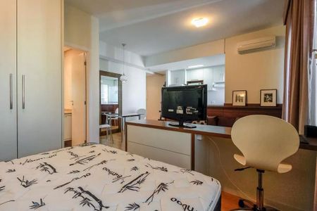 Quarto com cama, armários e TV, com vista para a cozinha e sala de jantar. de apartamento à venda com 2 quartos, 51m² em Cerqueira César, São Paulo