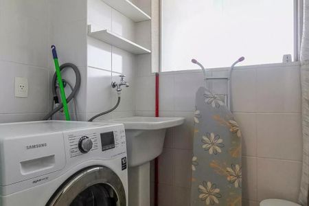 Lavanderia comum com geladeira e fogão, com iluminação boa e mobiliário básico. de apartamento à venda com 2 quartos, 51m² em Cerqueira César, São Paulo