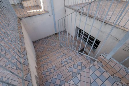 Casa para alugar com 100m², 2 quartos e 2 vagas Casa para alugar com 100m², 2 quartos e 2 vagasEscada