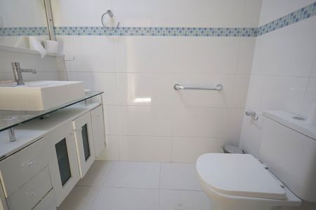 Casa para alugar com 100m², 2 quartos e 2 vagas Casa para alugar com 100m², 2 quartos e 2 vagasBanheiro
