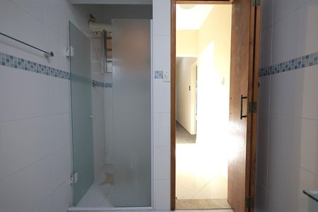 Casa para alugar com 100m², 2 quartos e 2 vagas Casa para alugar com 100m², 2 quartos e 2 vagasBanheiro