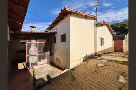 Casa à venda com 200m², 2 quartos e 2 vagas Casa à venda com 200m², 2 quartos e 2 vagasQuintal